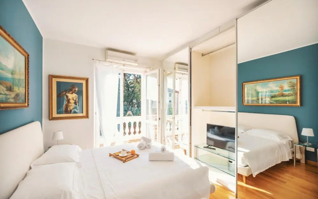 Art Apartment with Sea View