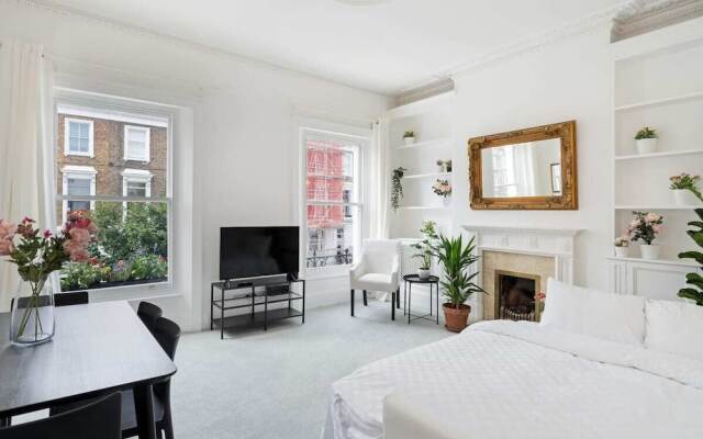 Sophisticated 2-bed, 2-bath apt in Chelsea