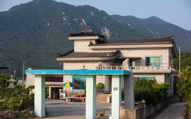 Namhae Badatga Byeoljang Pension
