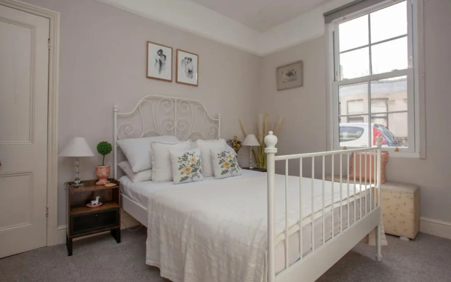 Stylish and Bright 2 Bedroom Flat in Bristol