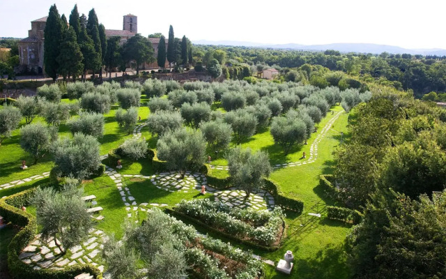 Sovana Hotel & Resort