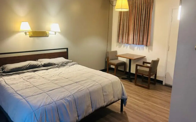 Capital O Swan Inn Comstock Park