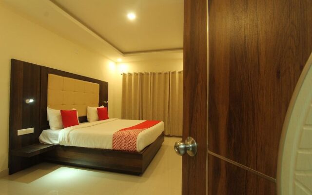 Oyo 26193 Hotel Maple Suites