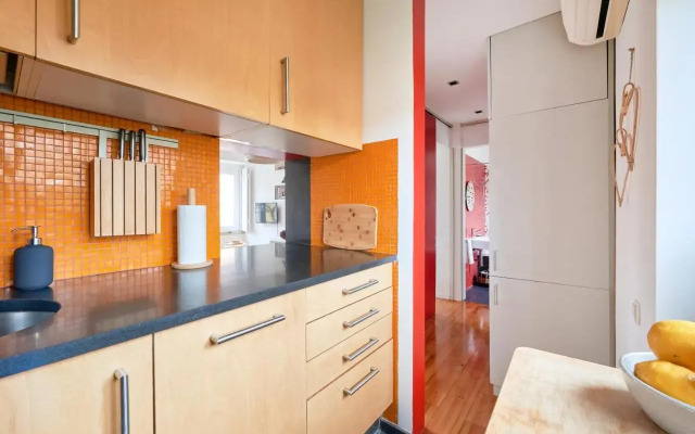 Sunny Renovated Apt With AC, By TimeCooler