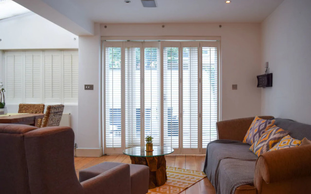 Charming 2 Bedroom Flat with Backyard in Battersea
