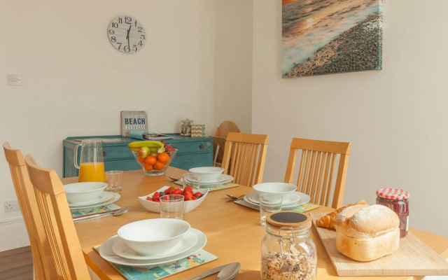 Sea Glimpses with free parking and garden