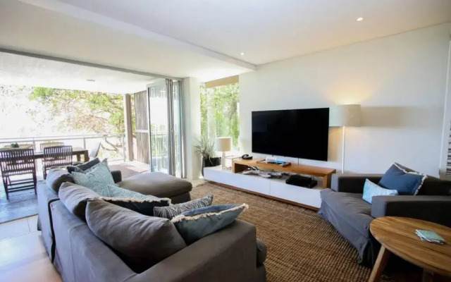 Waves 8 - 2 minutes stroll to the beach + pool