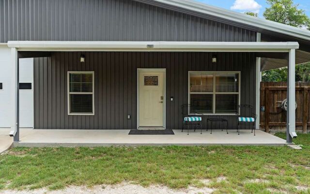 Peaceful Cottage w/ Grill Mins to Lake Travis