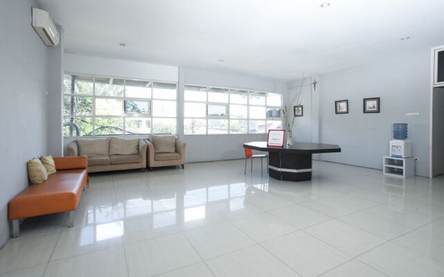 RedDoorz near Suroboyo Carnival Park