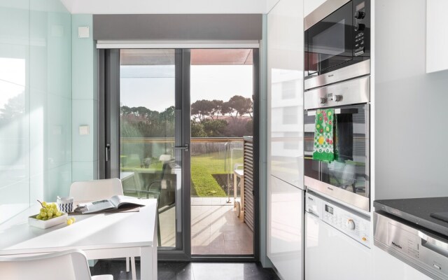 ALTIDO Superb Apt w/Terrace Pool & Spa in Cascais