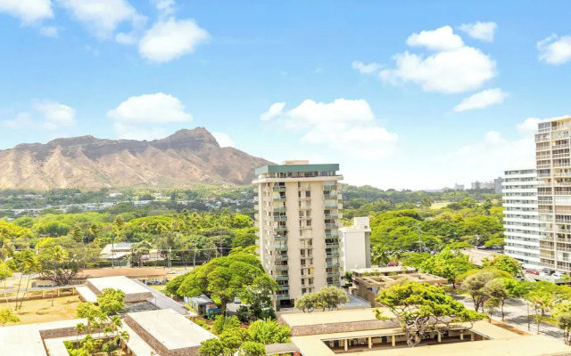 Waikiki Sunset Close to Beach with Parking