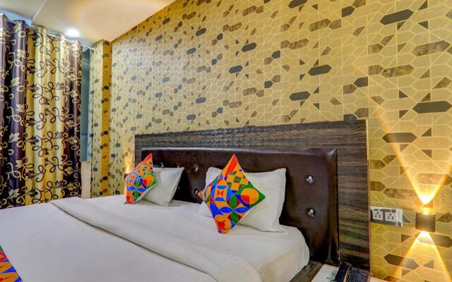 Fabhotel Gold Galaxy