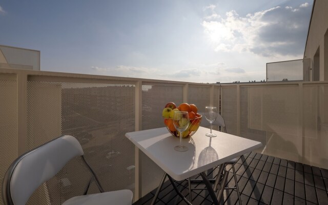 Modern Studio With Balcony by Renters