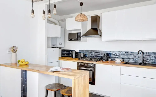 Bright 1BR Bastille Getaway - 4 Guests