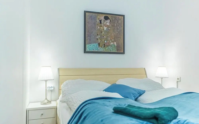 Elegant 2BR Apt Steps from Westbahnhof