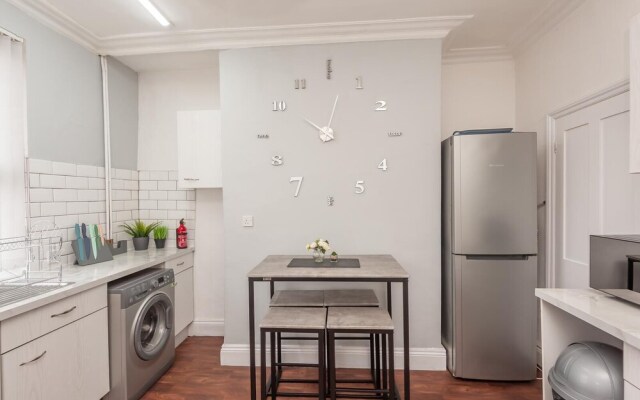 Leeds 4-bed House - Sleeps 9, Free Parking & Wifi