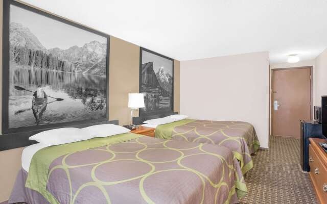 Super 8 by Wyndham Riverton