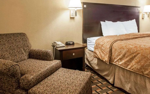 Econo Lodge Inn & Suites Davenport Area