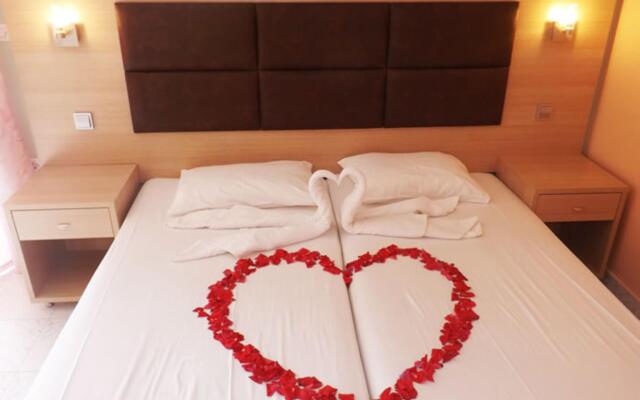 Leonidas Hotel and Studios