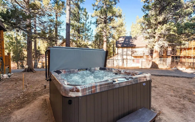 The Hideaway - Enchanting Custom Log-style Home Nestled High In The Pines! Great Room Features! 2 Bedroom Cabin