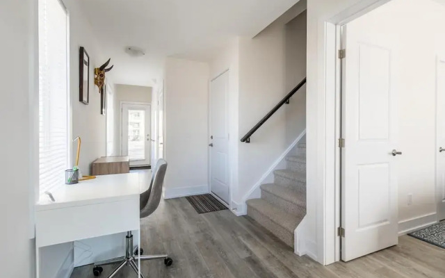 4BR 3BA Townhouse on Lake Ontario Free Parking Gym
