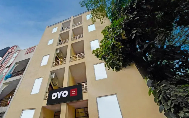 OYO 85695 Royal Hotel