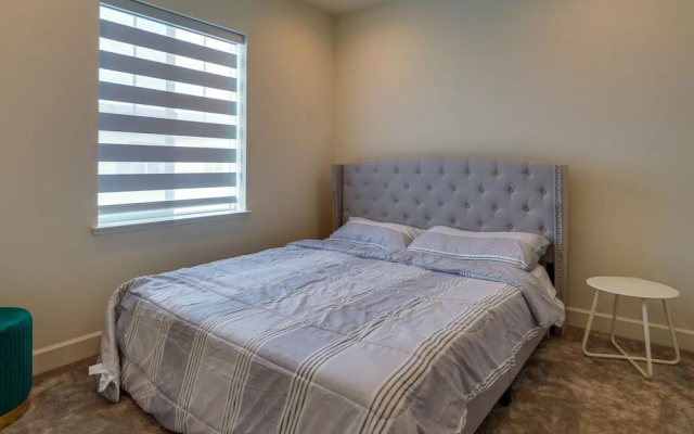 California Midterm Rental With Fenced Yard!