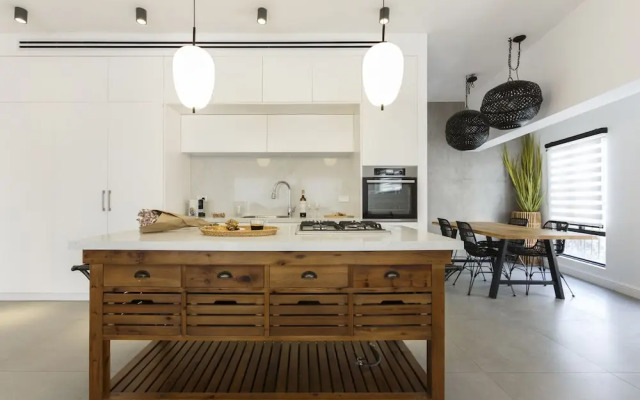 AirTLV-Bazel Apartment With Balcony