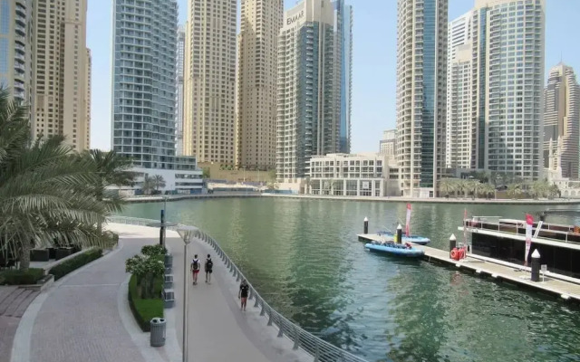 Elegantly Modern 1BR With Lovely Marina Views!