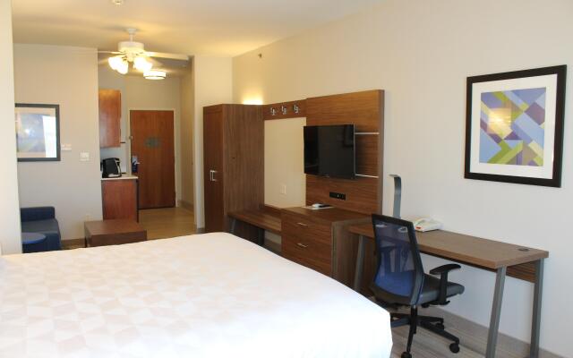 Holiday Inn Express & Suites Mansfield by IHG