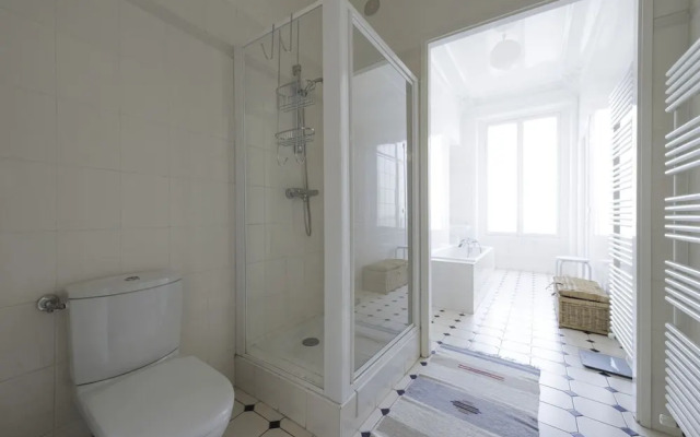 Veeve Champs Élysées Hideaway