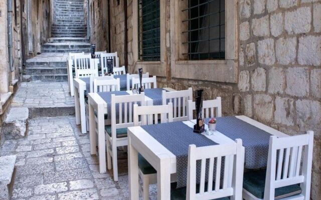 Lav Hostel & Café