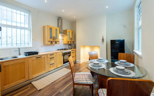 Captivating 5-bed House in Liverpool With Parking