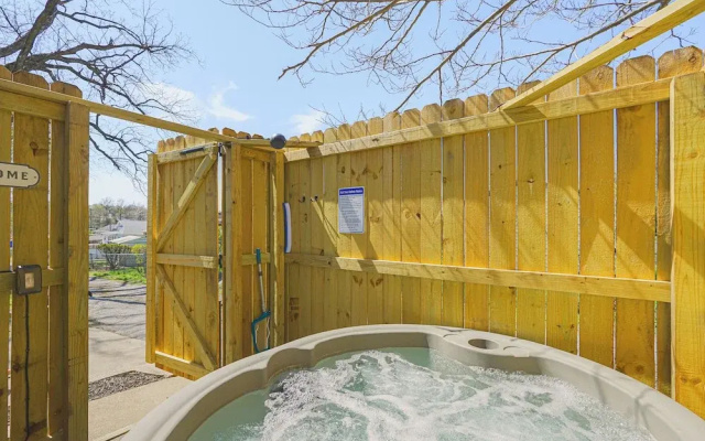 Jefferson City Bungalow: Hot Tub & Patio!