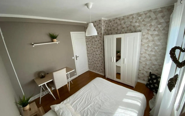 Belle Appartement lumineux avec balcon plein centre .