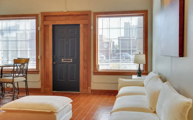 Ultimate Convenience: Historic Dtwn Marshall Apt!