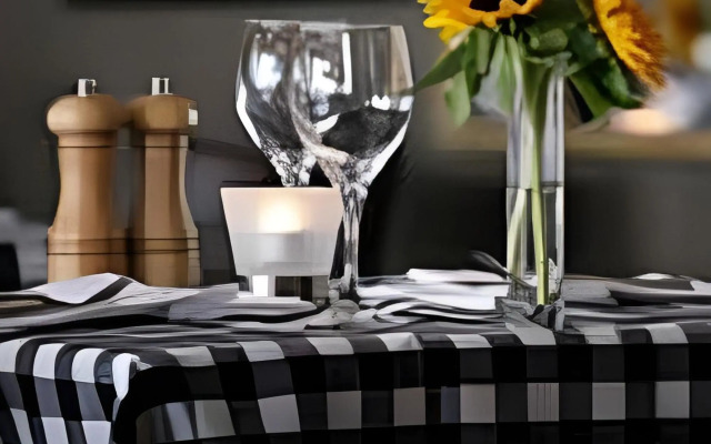 No.12 Hotel & Bistro