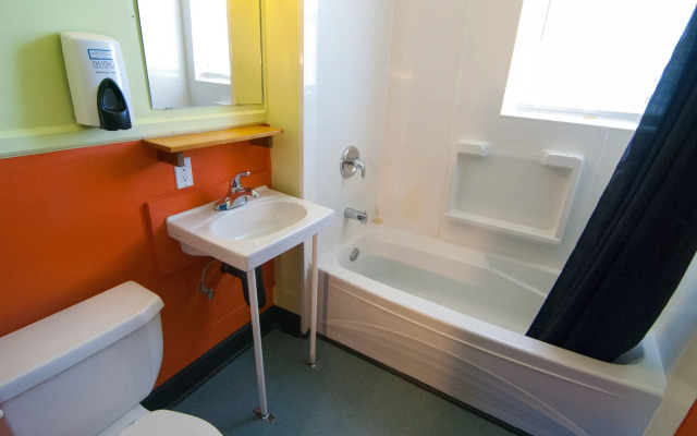 Ocean Island Inn Backpackers Suites - Hostel