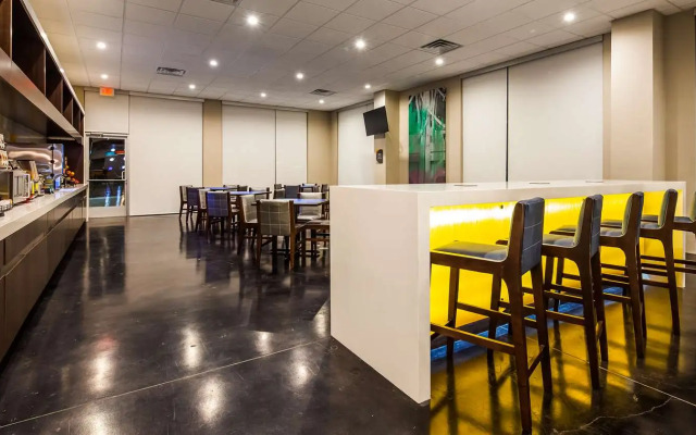 GLō Best Western Dallas South DeSoto