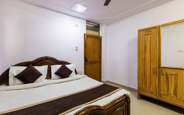 SPOT ON 37708 Hotel Royal Star