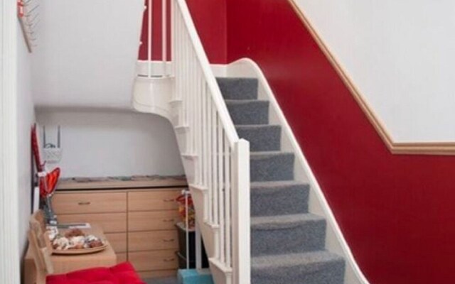 Lovely Holiday Home in Gloucester Near Waterways Museum