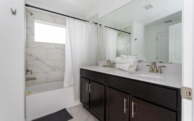 Adorable new Townhouse Near Disney