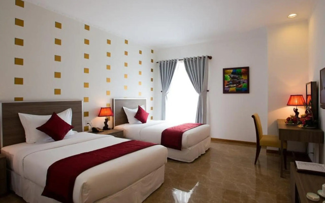 Den Long Do Hotel & Restaurant