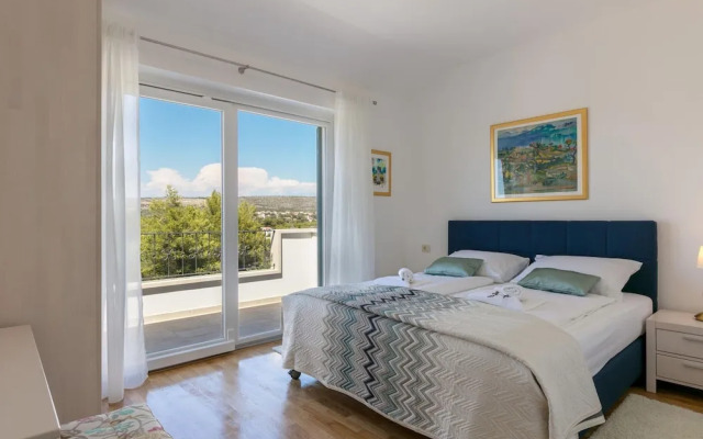 Charming Villa With Pool ,140m From the sea