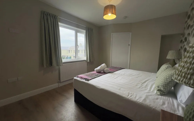 House Sleeps 10-garden-parking-nearbarryisland
