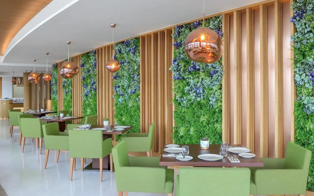Hilton Dubai Creek Hotel & Residences