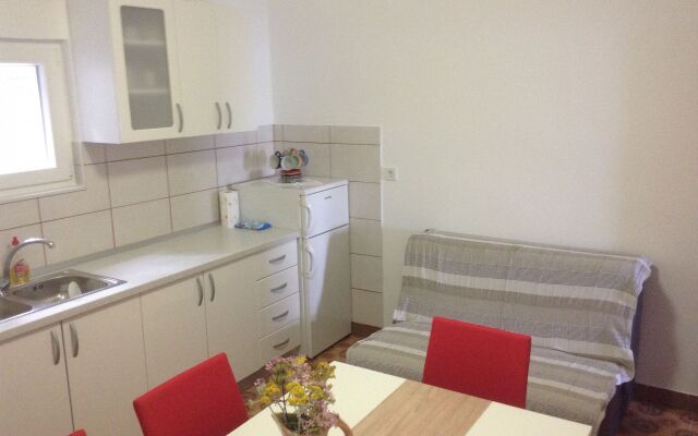 Apartment Bila - 15m from the sea: A1 Tisno, Island Murter