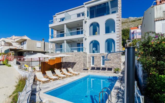 Apartment License to Chill