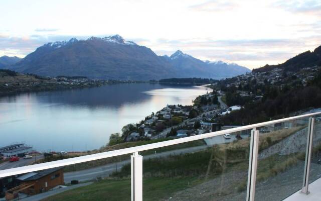 Remarkable Lake View Townhouse Queenstown Hill