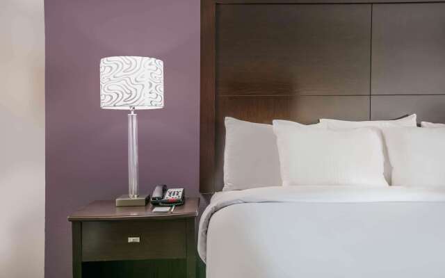 La Quinta Inn & Suites by Wyndham DFW Airport West - Euless